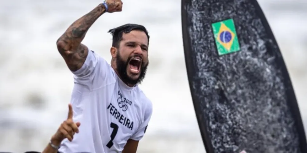 Brasileiro se torna o primeiro campeão olímpico do surfe