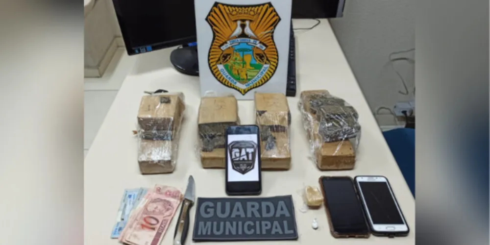 Os agentes encontraram duas pedras de Crack, um invólucro de 
Cocaína e 4 tabletes de Maconha.