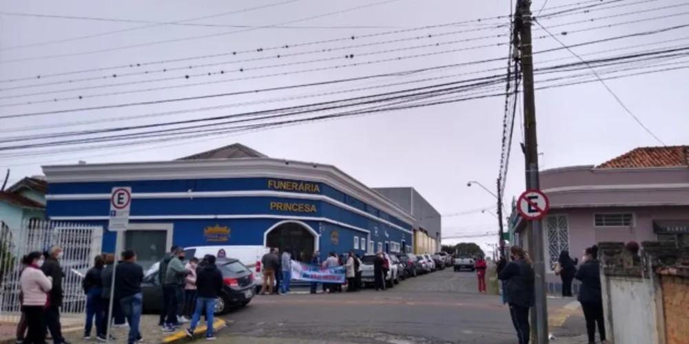 Imagem ilustrativa da imagem Professora morta pela covid recebe homenagem em PG