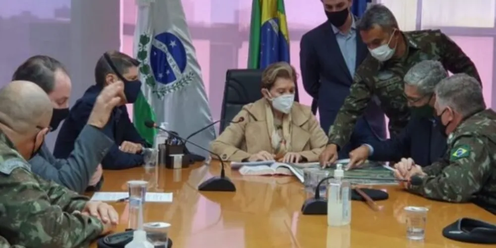 Elizabeth diz que decisão sobre a escola militar deve sair nas próximas horas