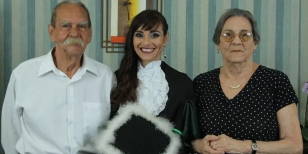Paola Falceta ao lado dos pais em fotografia de 2017: a morte da mãe fez com que ela criasse associação junto com amigo
