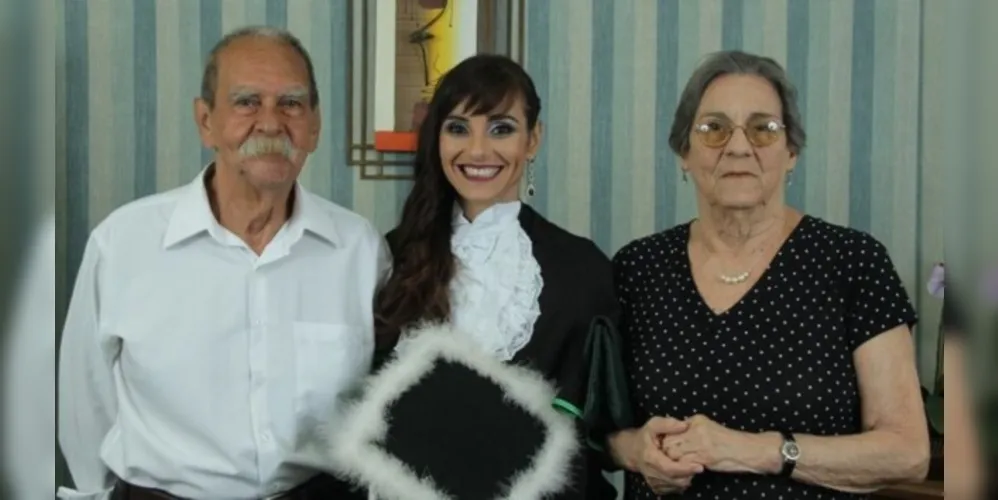 Paola Falceta ao lado dos pais em fotografia de 2017: a morte da mãe fez com que ela criasse associação junto com amigo