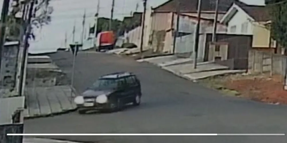 Câmera de segurança mostra carro envolvido em acidente