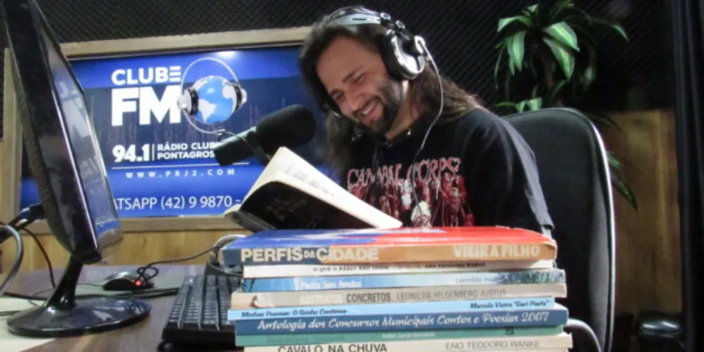 Poesias e crônicas interpretadas na Rádio Clube retratam o

cotidiano regional e despertam o saudosismo no público ouvinte.