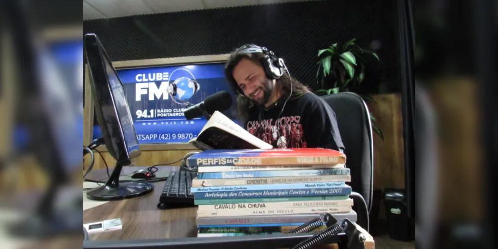 Poesias e crônicas interpretadas na Rádio Clube retratam o

cotidiano regional e despertam o saudosismo no público ouvinte.
