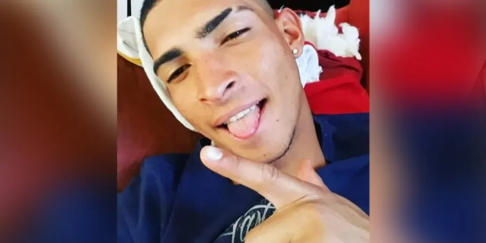 João Vitor da Annunciação Bastos, 21 anos, estava andando na rua quando dois homens armados fizeram a abordagem e efetuaram os disparos