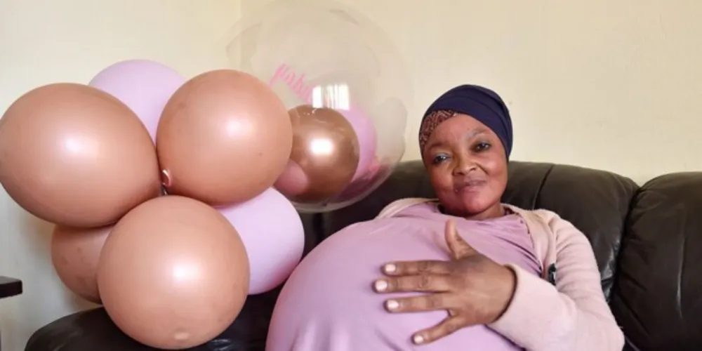 Gosiame Thamara Sithole, de 37 anos, acaba de bater o recorde de gravidez e parto após dar à luz 10 bebês