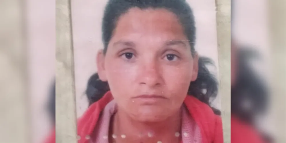 Rosi de Chagas, 46 anos, estava dentro do quarto quando dois homens invadiram a residência e efetuaram os tiros contra a mão, tórax e o rosto da mulher