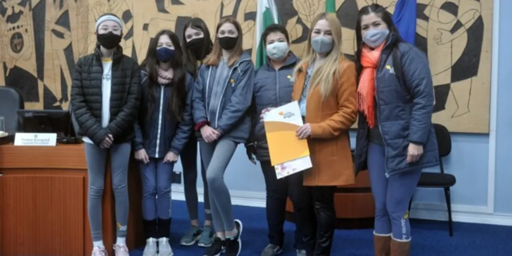 Missionária Adriana (SD) e representantes da Escola Santo Ângelo.