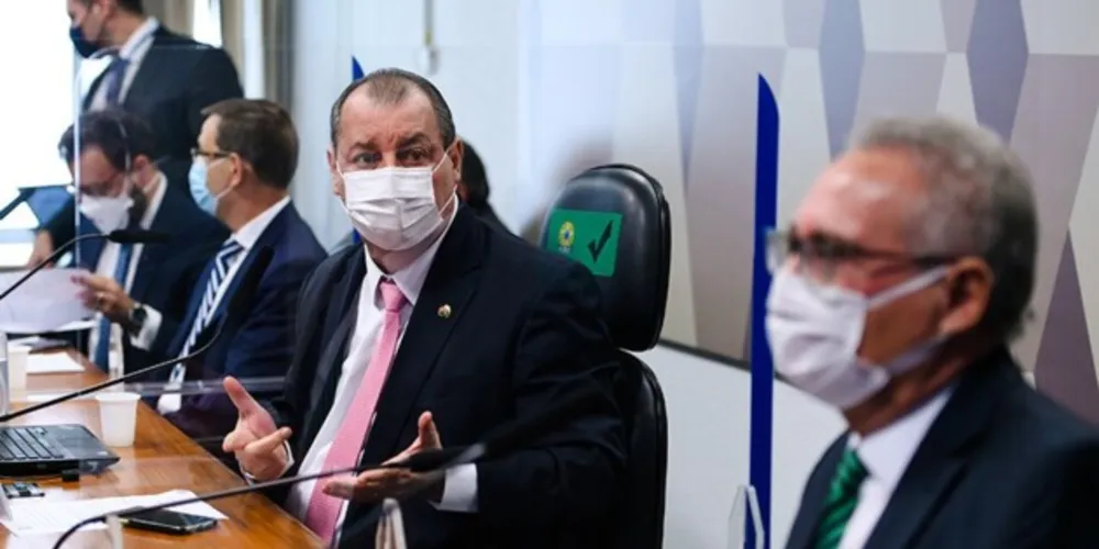 O presidente da CPI, Omar Aziz, e o relator, Renan Calheiros (à dir.), na reunião desta quarta