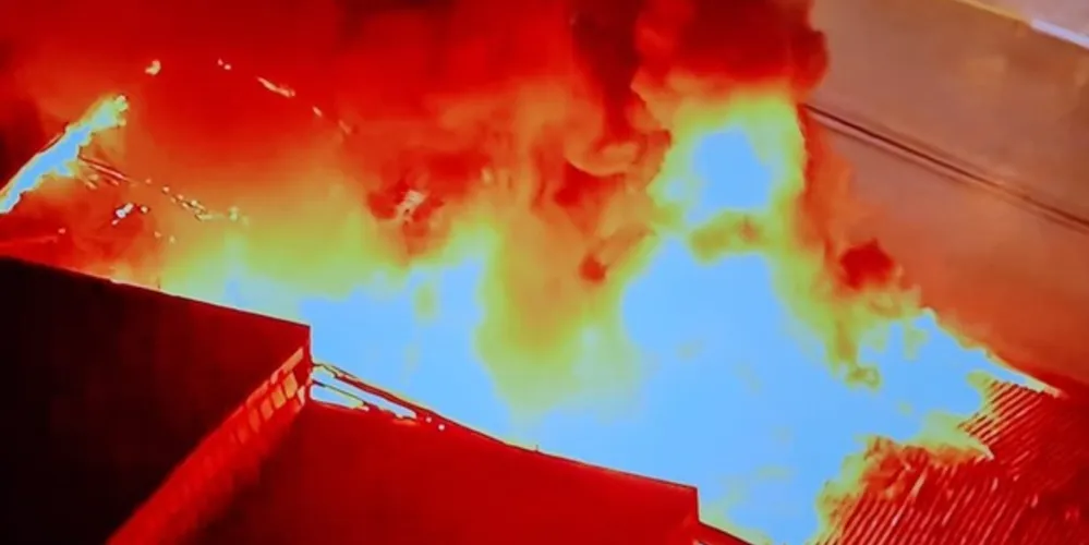 Ao menos 17 viaturas já se deslocaram para a região. Não há registro de vítimas.