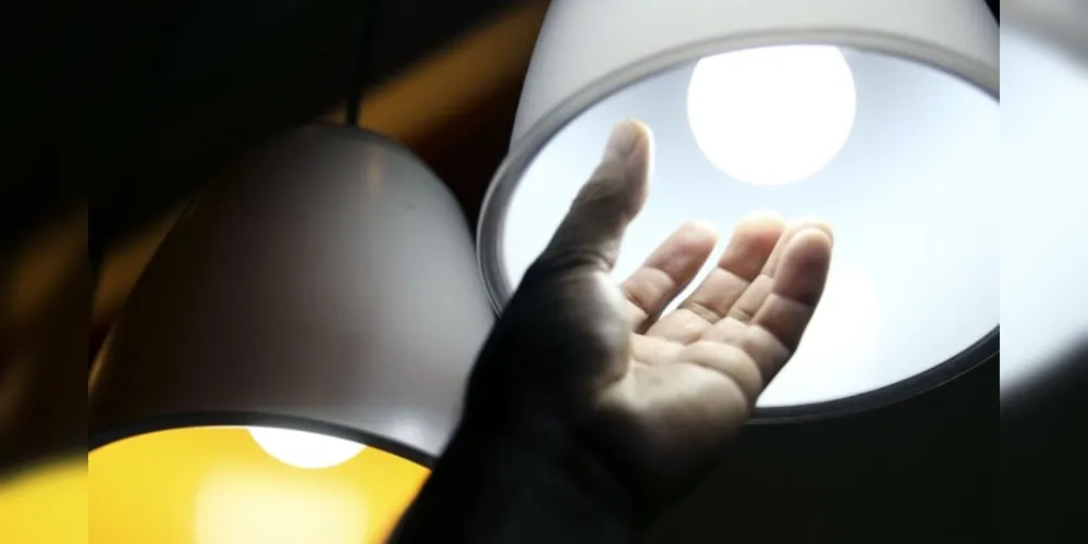 Aneel prorroga proibição de corte de luz por inadimplência 