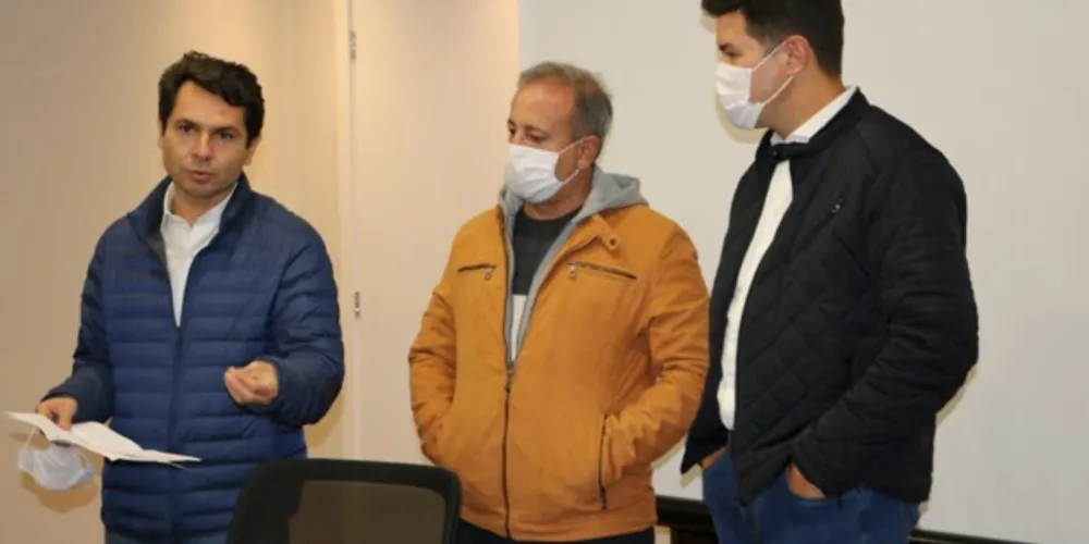 Prefeito dialogou com o chefe da Casa Civil, Guto Silva, e com o deputado estadual Alexandre Curi