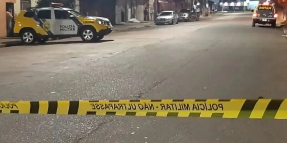 O crime aconteceu por volta das 20h30, na Rua Izaac Ferreira da Cruz, no bairro Pinheirinho