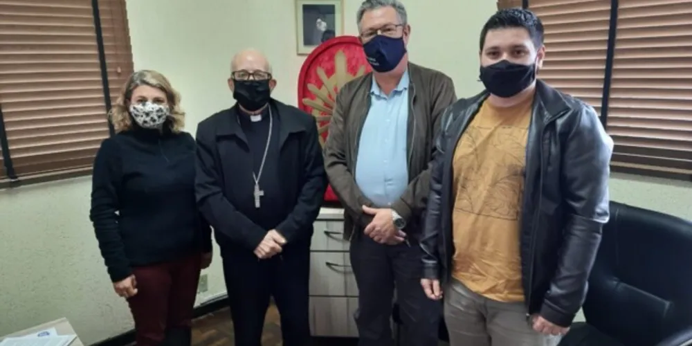 O bispo Dom Sergio com Alessandra, Godoy e Fábio Holzmann Maia, historiador e curador do Museu Cenas.