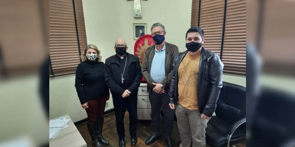 O bispo Dom Sergio com Alessandra, Godoy e Fábio Holzmann Maia, historiador e curador do Museu Cenas.