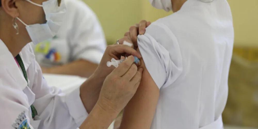 Das cerca 4,9 milhões de pessoas que foram incluídas nos grupos prioritários, 3,3 milhões já receberam a primeira dose do imunizante