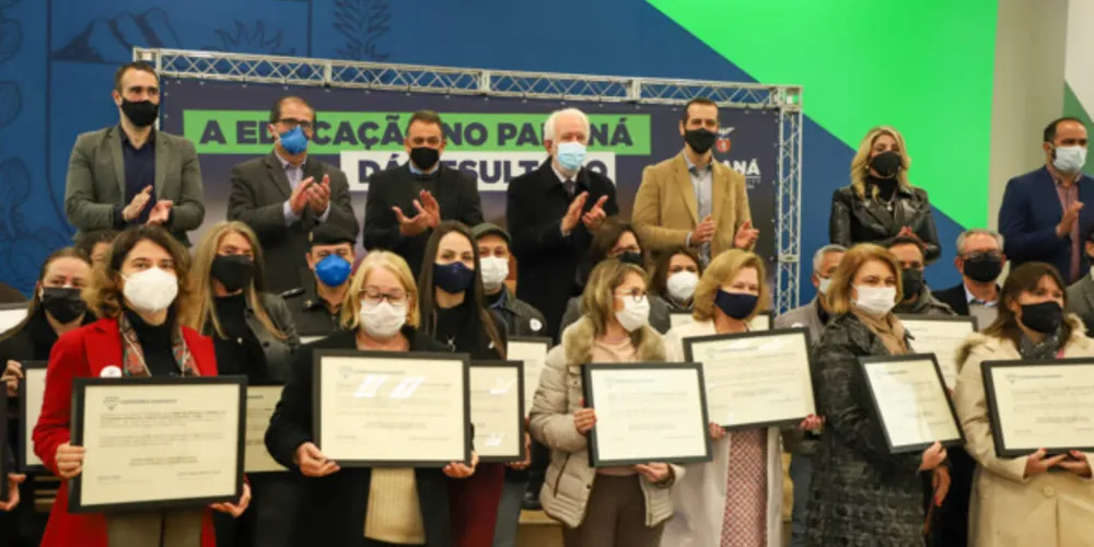 Imagem ilustrativa da imagem Colégios de PG recebem honraria do Governo do Paraná