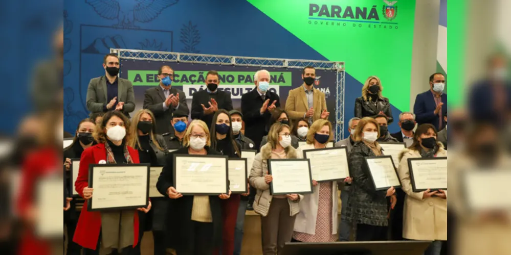 Imagem ilustrativa da imagem Colégios de PG recebem honraria do Governo do Paraná