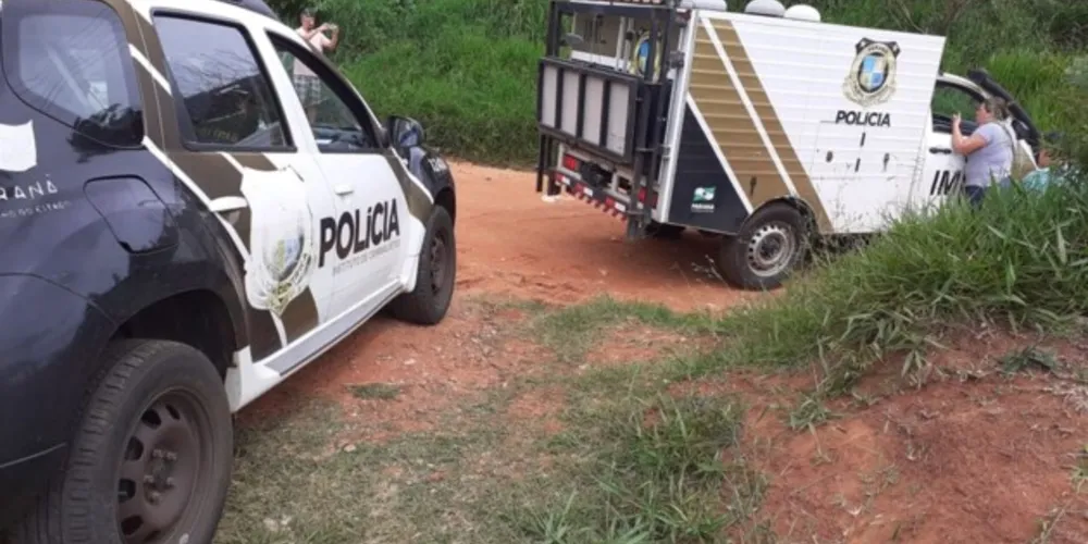 Polícia trabalha com a hipótese de feminicídio. O filho da vítima foi o primeiro a chegar no local e encontrou a mãe sem vida