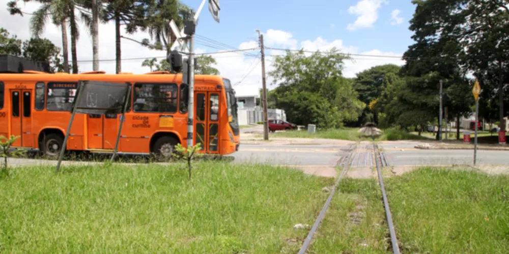 Parceria entre Detran-PR e Rumo amplia orientações aos motoristas sobre cuidados com ferrovias.