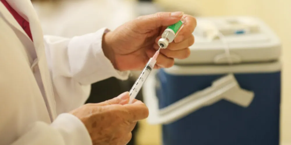 Meta é vacinar toda a população com mais de 18 anos até dezembro