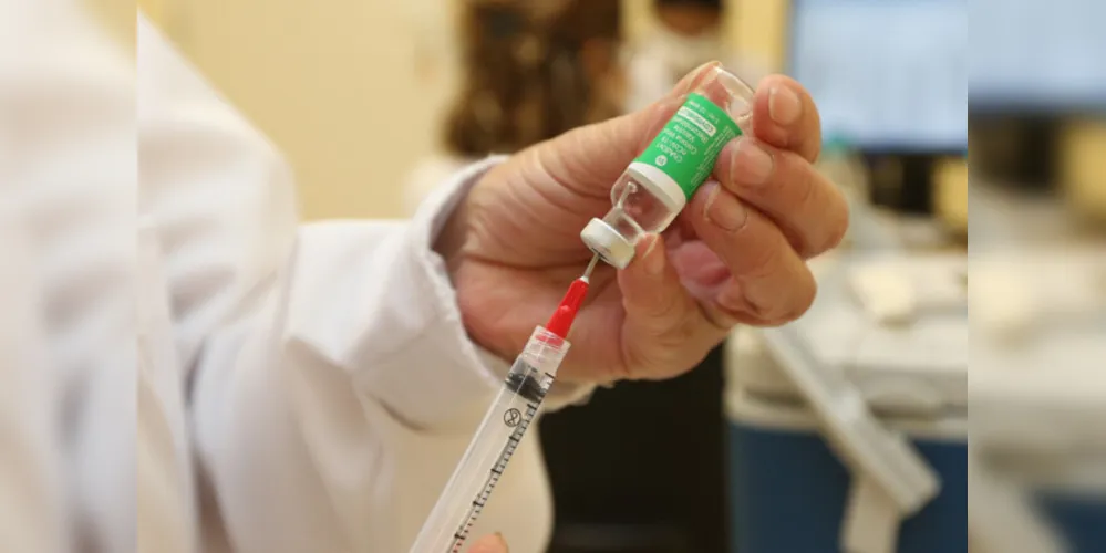 Elas se somam ao lote de 145 mil vacinas da Pfizer que chegaram na segunda-feir