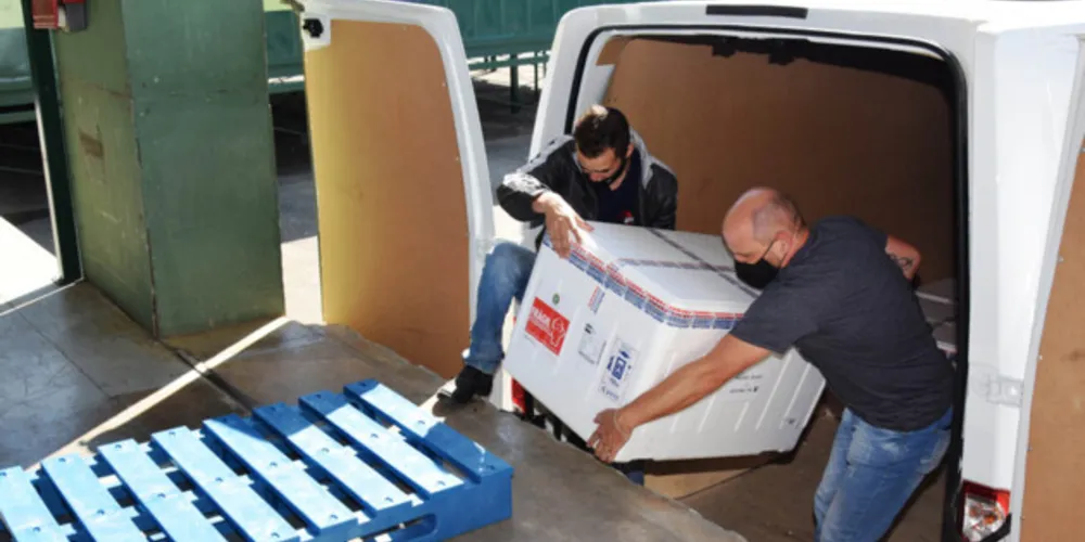 Imunizantes da Pfizer são destinados para a primeira dose da população em geral. As doses da AstraZeneca são para segunda dose