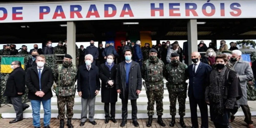 O governador Carlos Massa Ratinho Junior participou nesta quarta-feira (28), no Forte do Pinheirinho, em Curitiba, da cerimônia de troca de comando da 5ª Divisão do Exército (5ª DE)