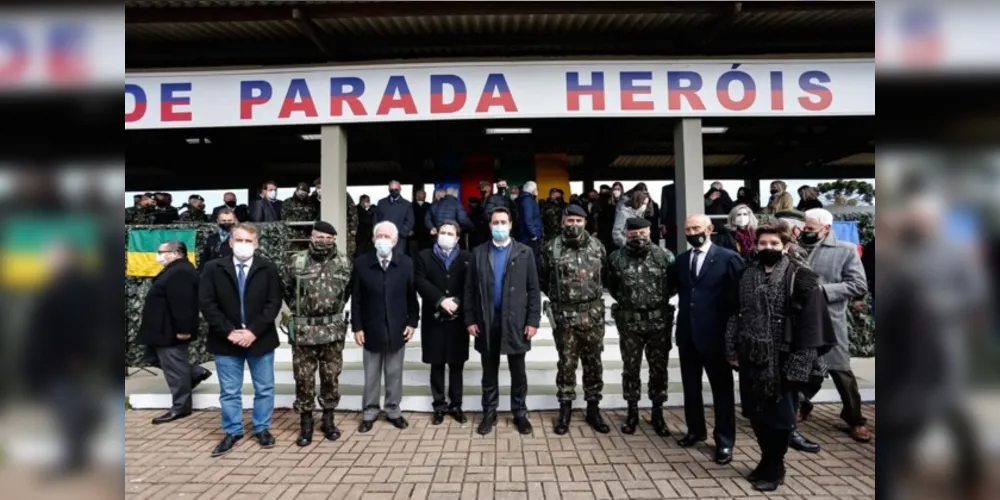 O governador Carlos Massa Ratinho Junior participou nesta quarta-feira (28), no Forte do Pinheirinho, em Curitiba, da cerimônia de troca de comando da 5ª Divisão do Exército (5ª DE)