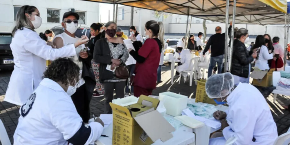 As 22 Regionais de Saúde do Paraná registraram ações de vacinação neste sábado. Iniciativa faz parte da campanha “De domingo a domingo” do Governo do Estado