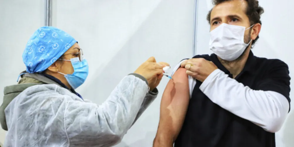 Estado alcança 69,5% da população adulta vacina com ao menos uma aplicação e 26,5% já protegida 