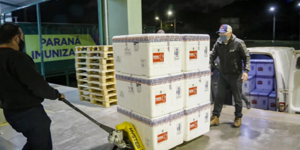 O Ministério da Saúde enviou na noite desta terça-feira (27) mais 298.250 vacinas contra a Covid-19 da AstraZeneca/Fiocruz ao Paraná. Este foi o terceiro envio do governo federal ao Estado em um único dia. Durante a tarde chegaram 233 mil vacinas, sendo 170 mil doses de CoronaVac/Butantan e 63 mil da AstraZeneca/Covax. - Curitiba, 27/07/2021