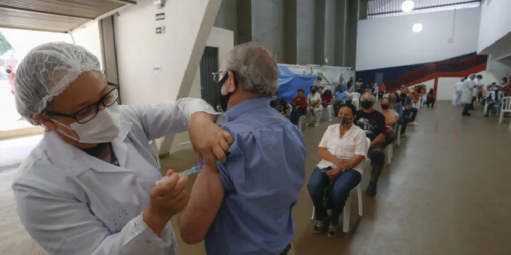 O total de imunizações é dividido em 3.728.500 primeiras doses (D1) e 1.283.103 segundas doses (D2)