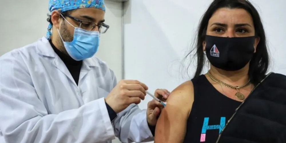 O Paraná já alcançou 76,3% da população vacinável, parcela formada por pessoas com mais de 18 anos