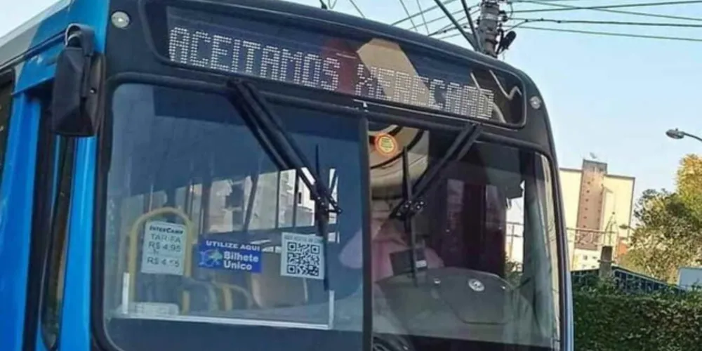 Letreiro ainda usava frases como "Nave monstro" e "O Palmeiras não tem mundial" 