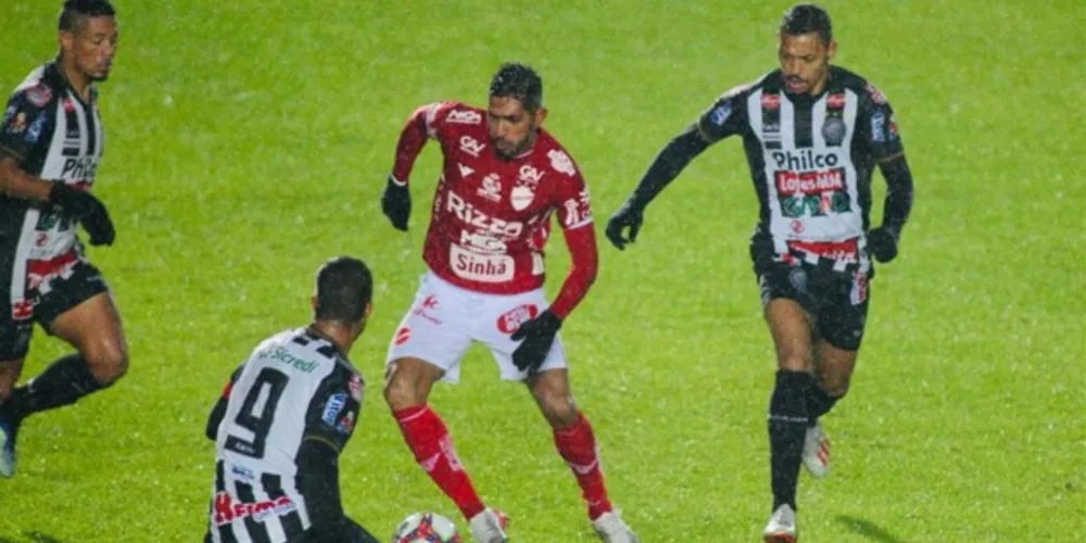 Jogo aconteceu sob muito frio e com chuva