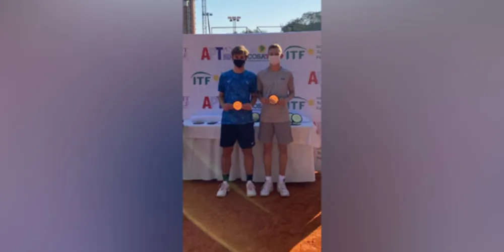 Pedro Montemor e Lucas Machado, medahlistas de prata no Circuito Sul-Americano de Tênis.