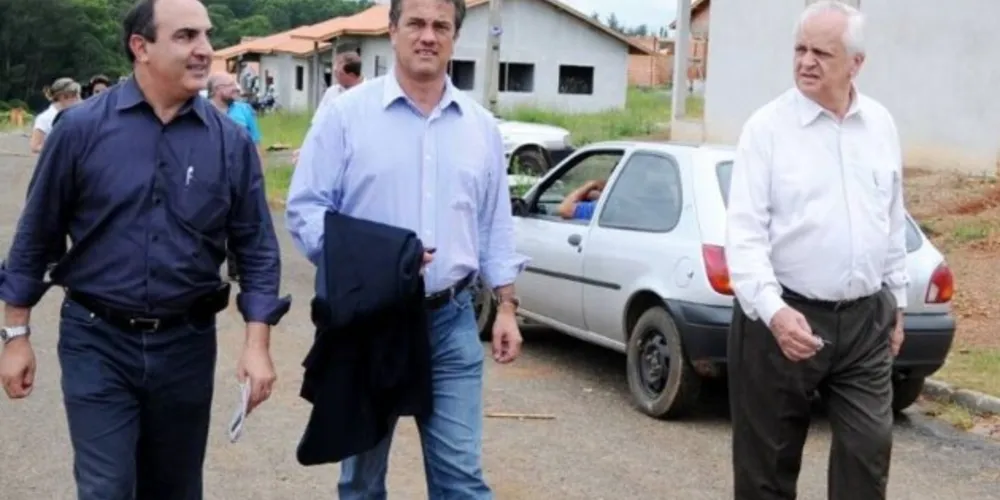 Plauto Miró com Pedro Wosgrau em vistoria a núcleo habitacional