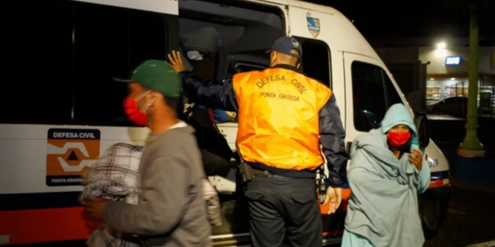 Ao todo, 50 pessoas foram encaminhadas ao Ginásio, onde receberam roupas, cobertores e alimentação.