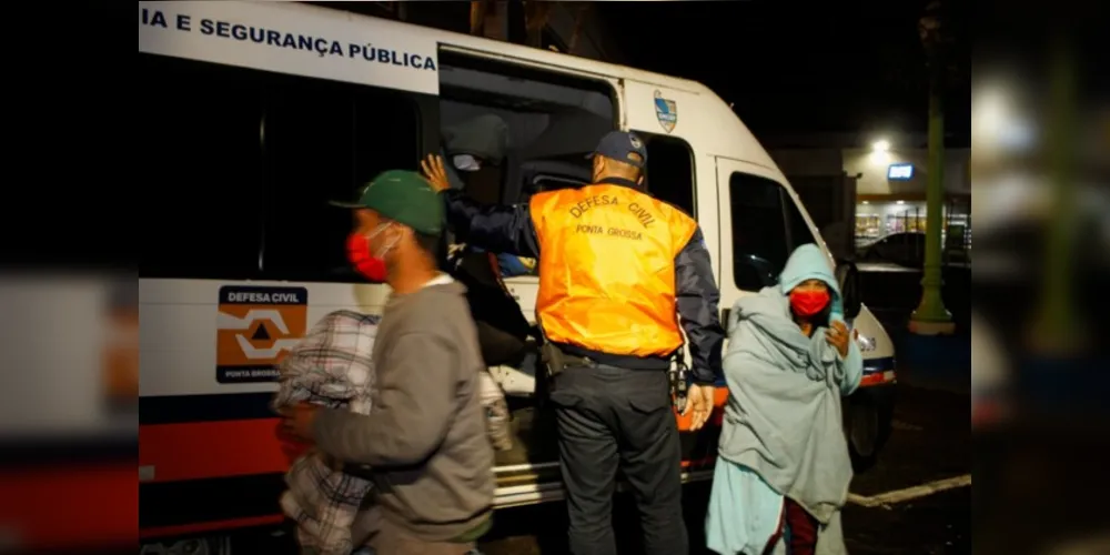 Ao todo, 50 pessoas foram encaminhadas ao Ginásio, onde receberam roupas, cobertores e alimentação.