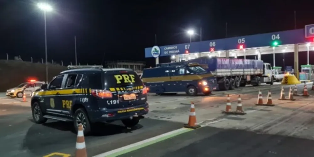 A pista foi interditada em dois sentidos. A praça de pedágio também foi fechada