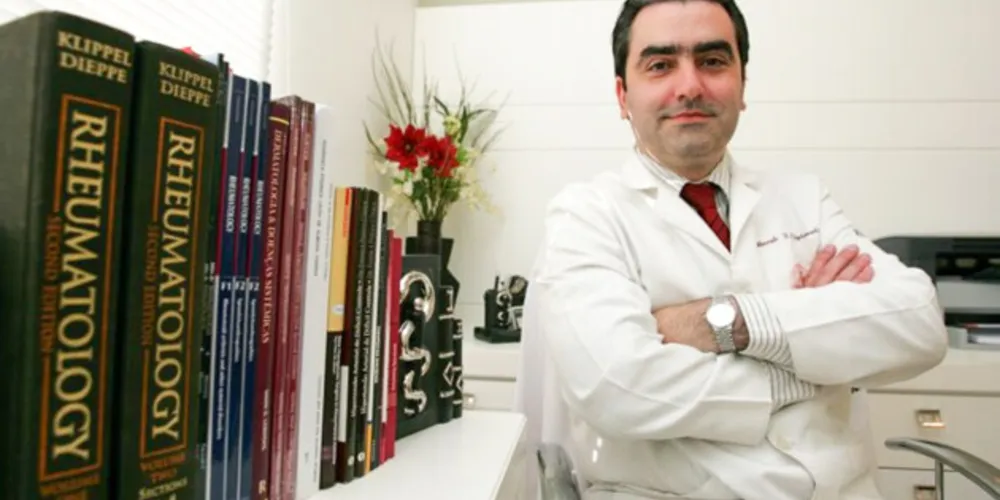 Marcelo Derbli Schafranski, do Departamento de Medicina da UEPG lança livro que discute o relacionamento médico-paciente