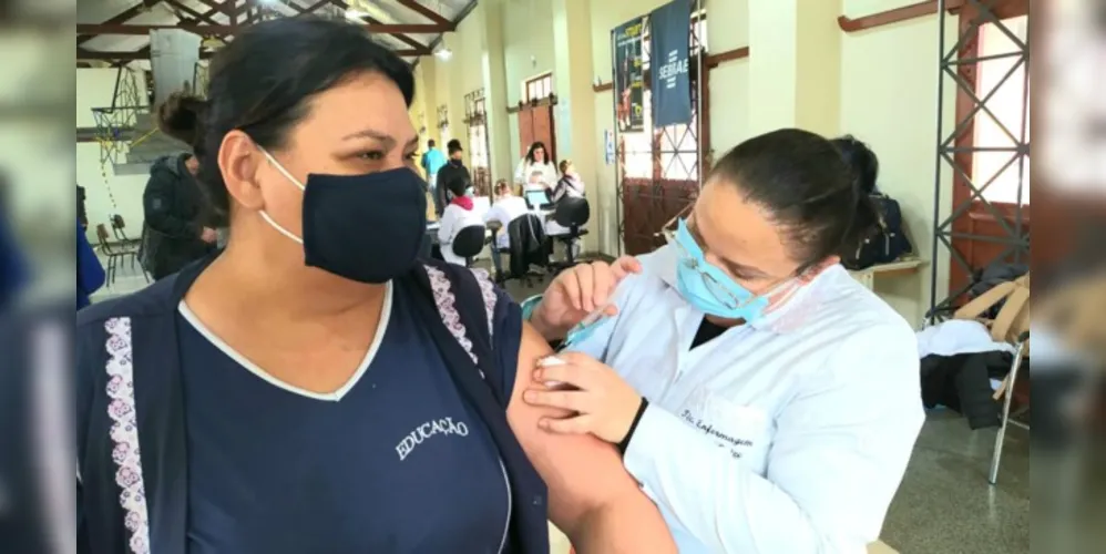 Expectativa é que até o final do mês todos estejam vacinados. O imunológico está sendo aplicado na faixa etária de 40 a 57 anos para este público