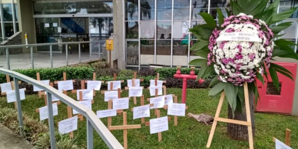 Um dos manifestos ocorreu n afrente da Prefeitura de Ponta Grossa