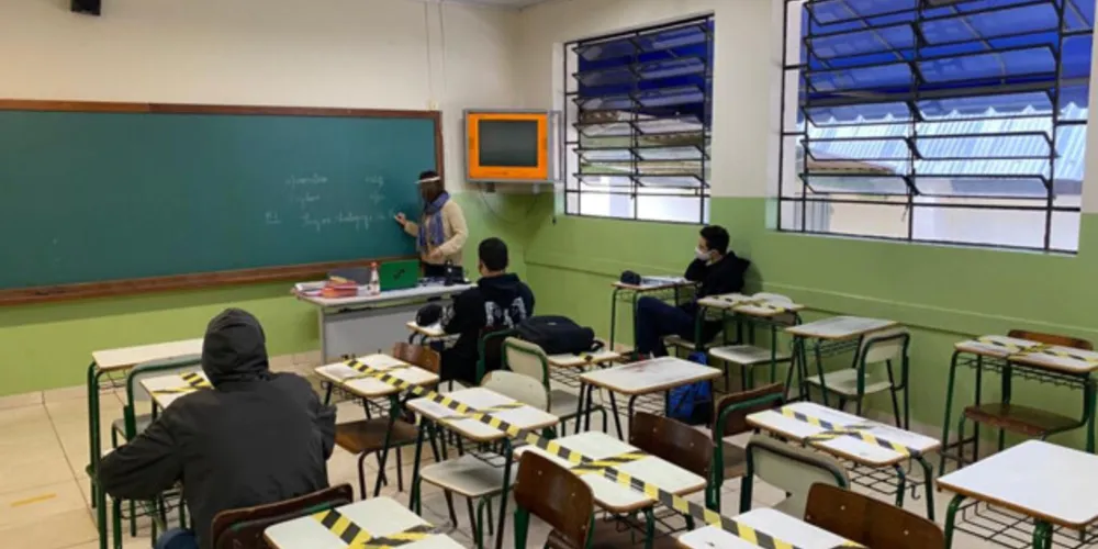 Dentre as mais de 75 mil pessoas que frequentam as escolas presencialmente, houve 181 casos positivos do novo coronavírus
