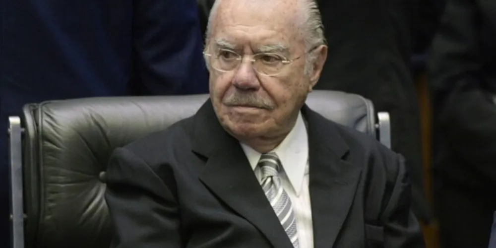 Ex-presidente está com líquido no pulmão