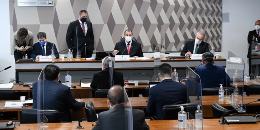 O presidente da CPI, Omar Aziz, entre o vice, Randolfe Rodrigues, e o relator, Renan Calheiros, nesta quinta