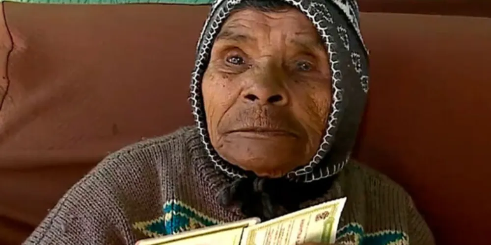 Amantina dos Santos Duvirgem, ou simplesmente Dona Júlia, é moradora da localidade de Serra Gaias, no distrito de Caetano Mendes