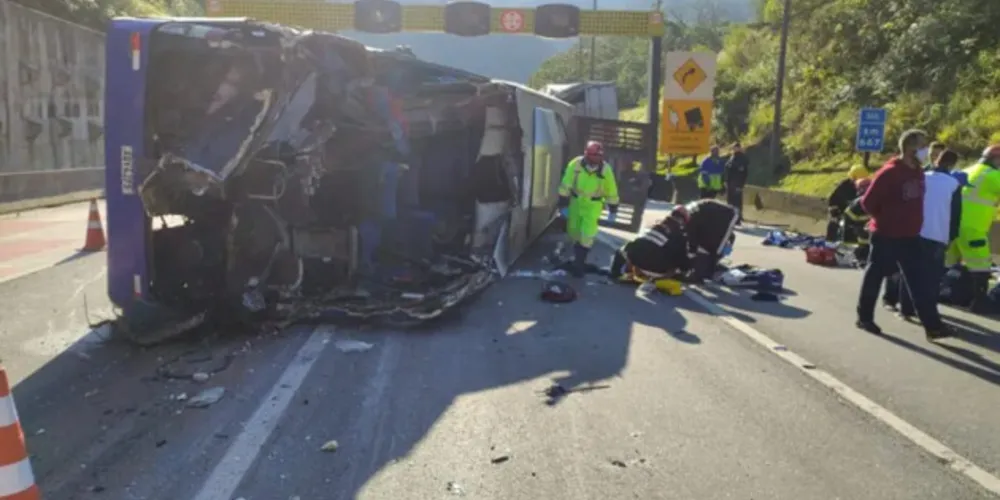 Acidente aconteceu por volta das 8h na pista sentido Santa Catarina da BR-376, em Tijucas do Sul. Pista está totalmente bloqueada